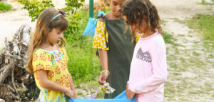 Crianças na reciclagem. Aprendem na escola, faz parte do BNCC e aplicam no mundo.